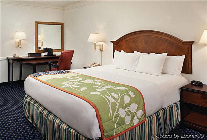Delta Hotels By Marriott Indianapolis East Esterno foto